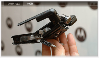 Illustration for article titled Taiwanese Guy Turns his Mobile into Fully-Functioning Transformer-Phone